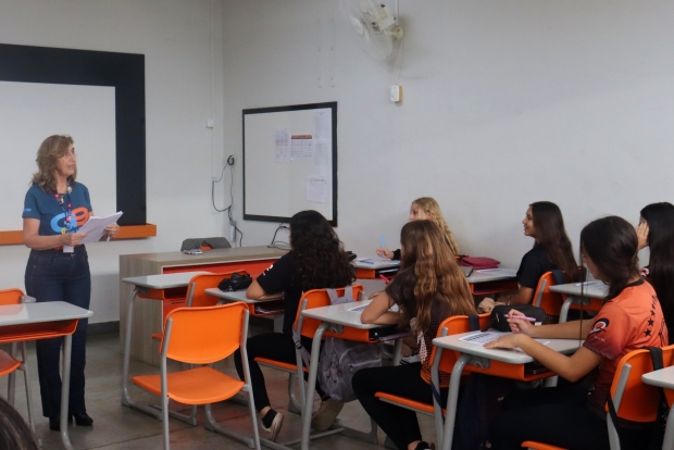 Coordenadora apresenta aos alunos do 9º ano a proposta do Ensino Médio